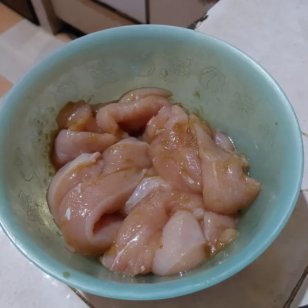 Campurkan ayam dengan bumbu marinasi, biarkan semalaman.