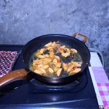 Masukkan bumbu halus. Tumis sampai harum. Selanjutnya masukkan irisan sosis. Oseng-oseng sebentar.