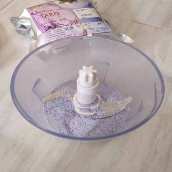 Masukkan bubuk taro ke dalam blender.
