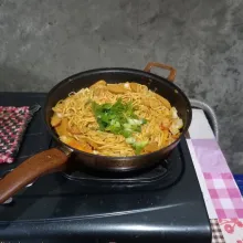 Terakhir masukkan irisan seledri dan daun bawang. Aduk sebentar dan matikan kompor.