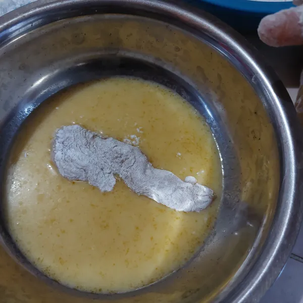 Baluri ayam dengan tepung, lalu rendam dalam telur lalu baluri dengan tepung lagi.