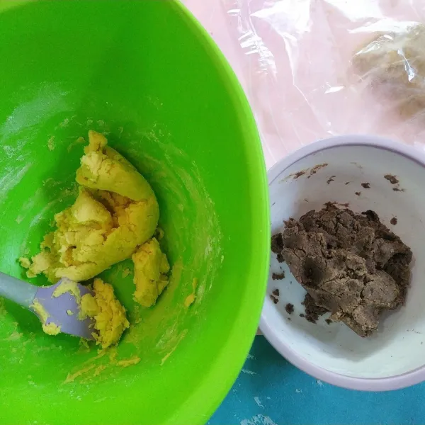 Bagi adonan menjadi 2 bagian, bagi juga campuran tepung menjadi 2. Satu bagian tambahkan coklat bubuk, campur tepung kedalam adonan telur aduk rata.