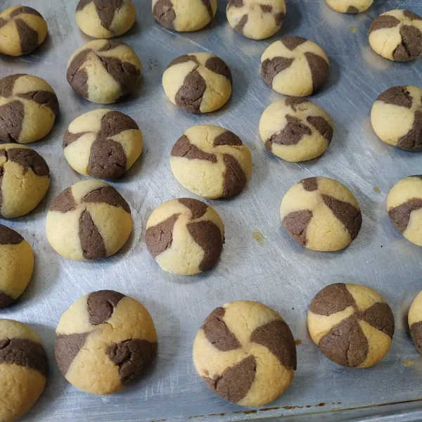 Setelah matang keluarkan dari oven dinginkan dan masukkan kedalam toples.