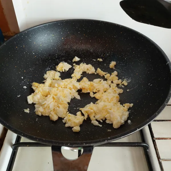 Masak telur dan buat orak arik, sisihkan.