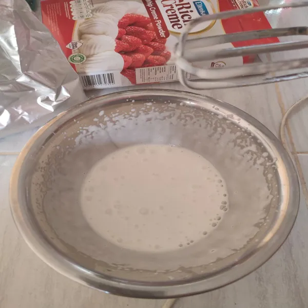 Campurkan bahan whipped cream dengan air es dan mixer sampai mengental, untuk kekentalan sesuai selera dan tekturnya tidak padet ya. Sisihkan, simpan di kulkas sebentar.