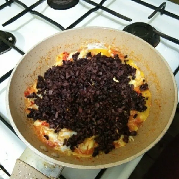 Masukan nasi hitam, aduk rata