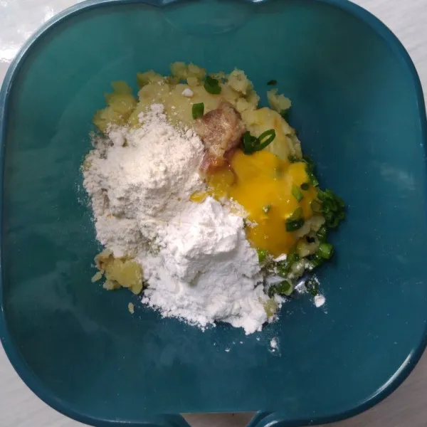 Campur semua bahan menjadi satu kecuali putih telur. Aduk sampai semua tercampur.