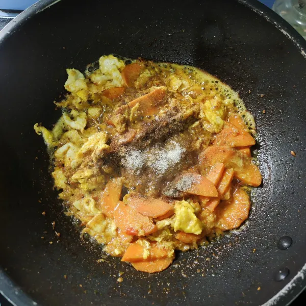 Masukkan wortel, aduk rata, selanjutnya tambahkan air panas atau air kaldu mendidih. tambahkan bubuk kapulaga/kapulaga geprek, lada halus, garam, sedikit gula pasir, bubuk kari, kaldu bubuk, aduk rata.