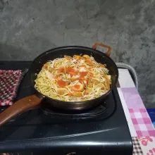 Masukkan kecap manis dan saus. Aduk lagi sampai rata. Kemudian koreksi rasa.