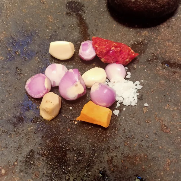 Giling halus atau blender semua bahan yang dihaluskan. Sisihkan.