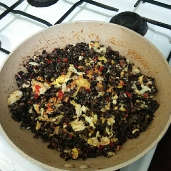 Tambahkan garam dan kaldu jamur masak hingga matang