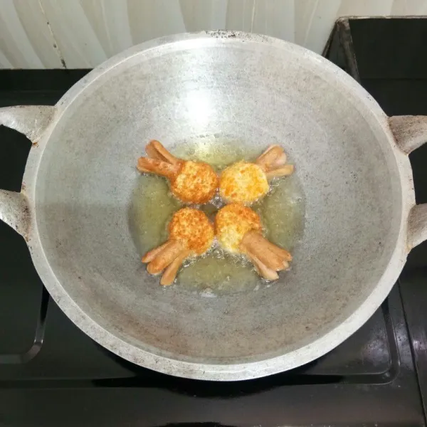 Setelah itu goreng sosis dalam minyak panas hingga matang dan bagian sosis yang di belah terbuka membentuk kaki gurita. Angkat.