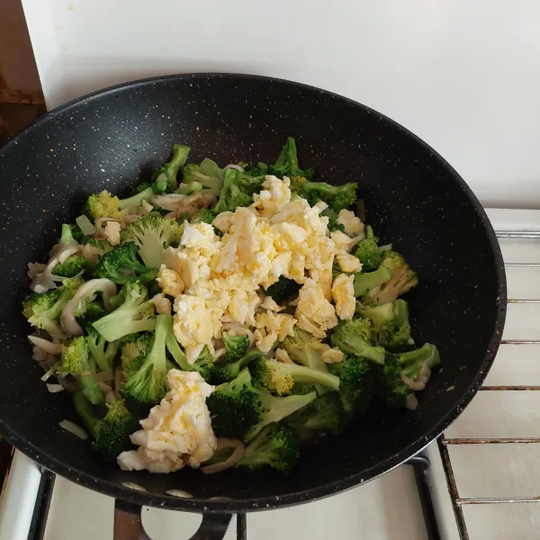 Setelah brokoli empuk sesuai selera, masukkan orak arik telur, aduk rata dan beri minyak wijen. Sajikan.