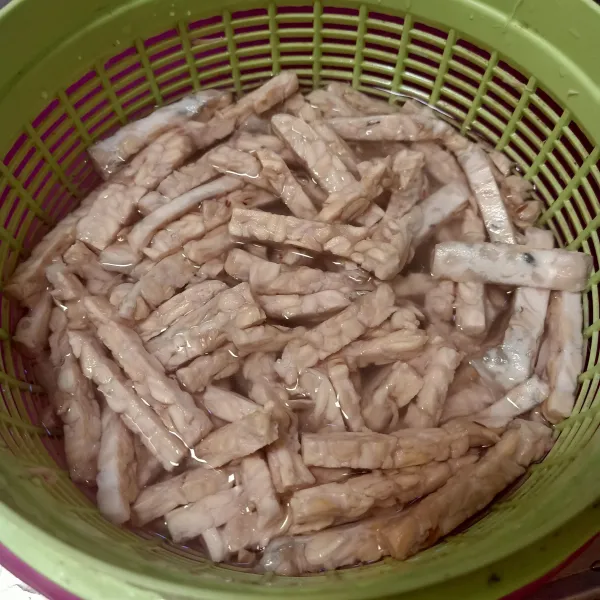 Potong korek api tempe jangan terlalu tebal. Rendam dengan garam sebentar, tiriskan.