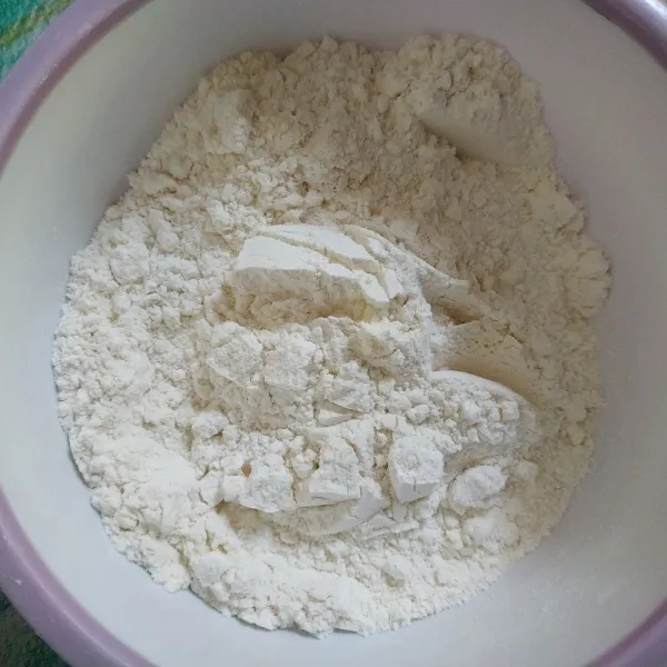 Campur jadi satu tepung, susu bubuk, maizena, baking powder, dan vanili aduk rata dan sisihkan.