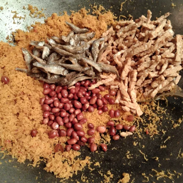 Setelah kering masukan kacang goreng, ikan bilih dan tempe. Aduk rata jangan lupa icip rasa. Angkat dan sajikan. Jika digoreng kering bisa tahan lebih dari 1 Minggu.