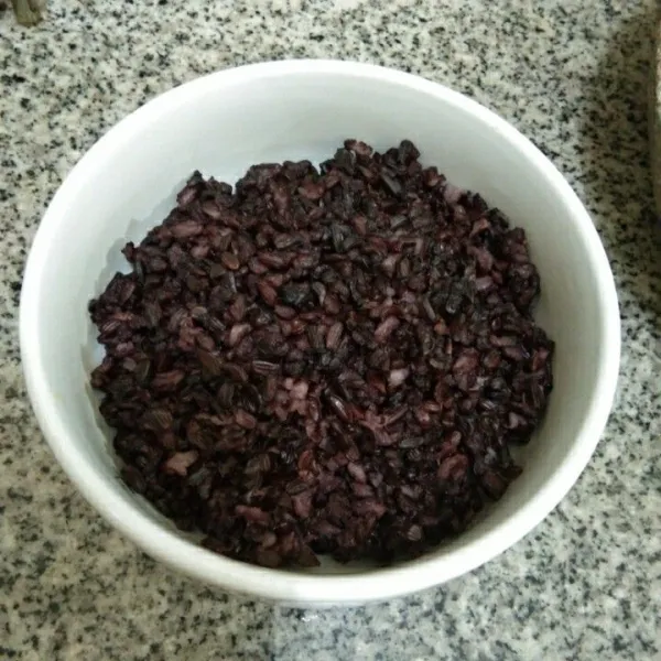 Siapkan nasi beras hitam