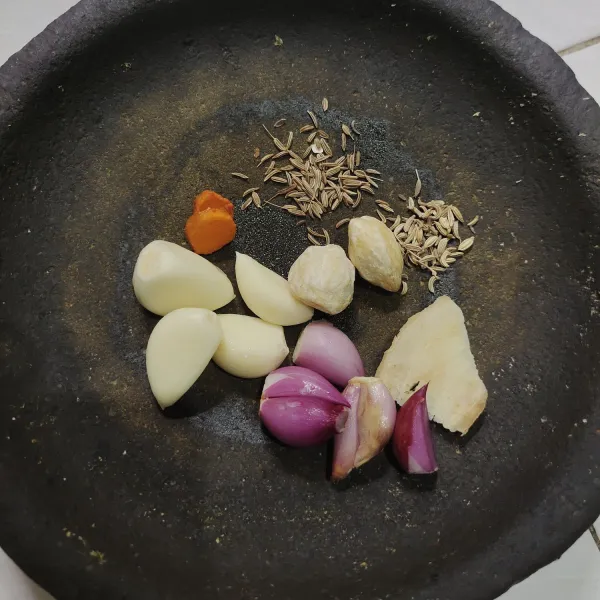 Siapkan bumbu uleg, haluskan. Disini saya pakainya cabe yang sudah diblender, jadi langsung saya uleg. Saya karena tidak suka pedas, kalau belanja cabe, cuci bersih langsung blender dan simpan freezer jadi praktis buat masak.