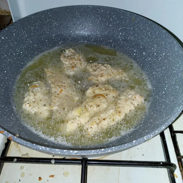 Goreng dalam minyak panas api sedang, goreng hingga kecoklatan.