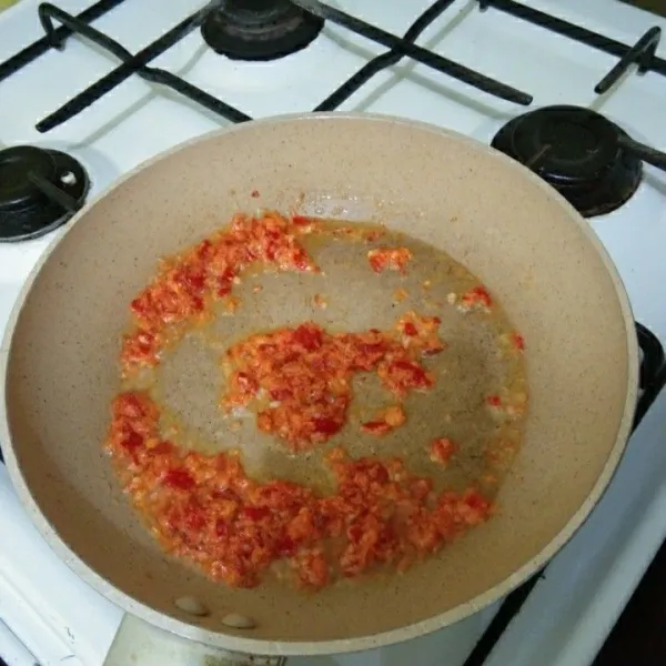 Haluskan bumbu halus seperti bawang merah, bawang putih, cabe merah keriting dan kemiri sangrai, tumis hingga harum