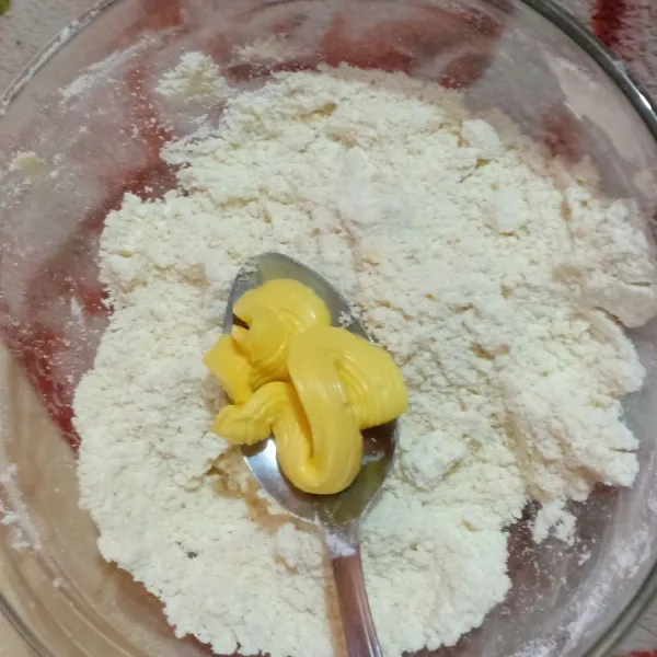 Campurkan tepung terigu, tapioka, gula, vanili, dan margarin kemudian tambahkan sedikit demi sedikit air, uleni hingga kalis.