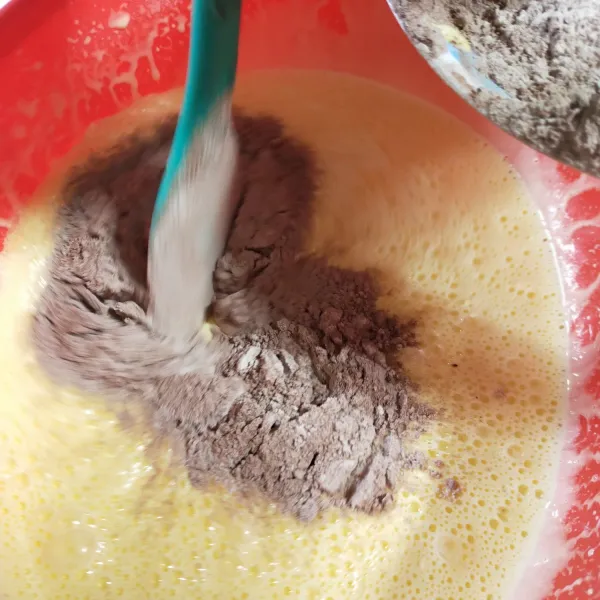Kocok/ mixer gula halus dan telur hingga larut. Masukkan tepung dan coklat yang sudah diayak ke adonan. Aduk rata dengan spatula hingga tidak ada tepung yang menggerindil. Kemudian masukkan lelehan coklat.