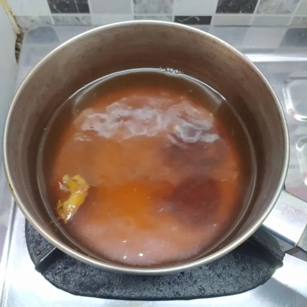 Rebus air, gula merah dan asam jawa sampai mendidih dan gula larut. Angkat, saring dan tunggu sampai hangat.