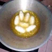 Goreng kedalam minyak panas dengan api kecil, agar gula didalamnya meleleh, goreng sampai kecoklatan.