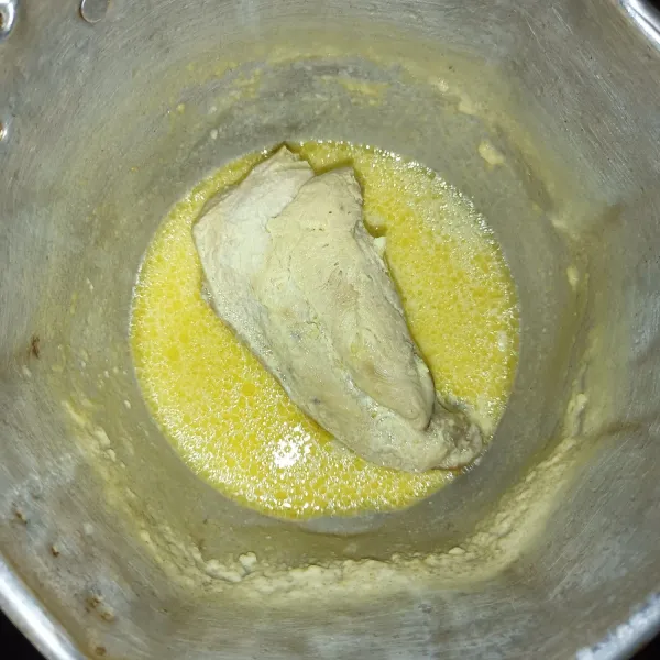 Campurkan semua bahan utama, masak sampai ayam matang dan air mulai menyusut.