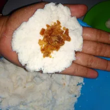 Ambil segenggam adonan, pipihkan isi dengan gula merah secukupnya.