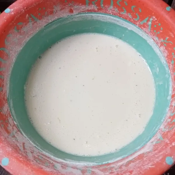 Tuang susu cair, aduk-aduk hingga tercampur rata dan tidak ada tepung yang menggumpal.