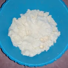 Campur singkong parut, kelapa parut, tepung tapioka, gula pasir, dan garam, aduk hingga rata.