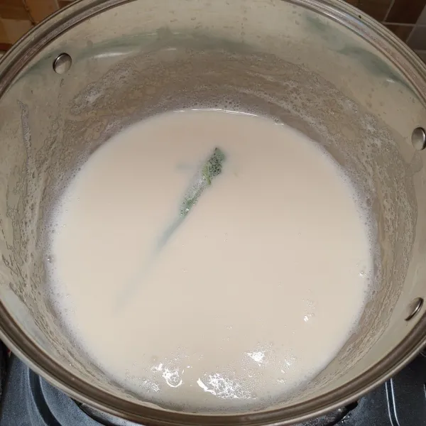 Rebus susu kedelai dengan ditambahkan 1 lembar daun pandan dan gula pasir. Masak hingga mendidih, matikan api dan biarkan uap panasnya hilang. Angkat dan siap disajikan.