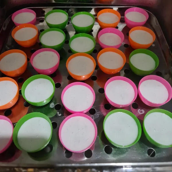 Kukus selama 30 menit. Setelah matang, lalu angkat dan tunggu dingin. Lepaskan dari cetakan, beri topping sesuai selera.
