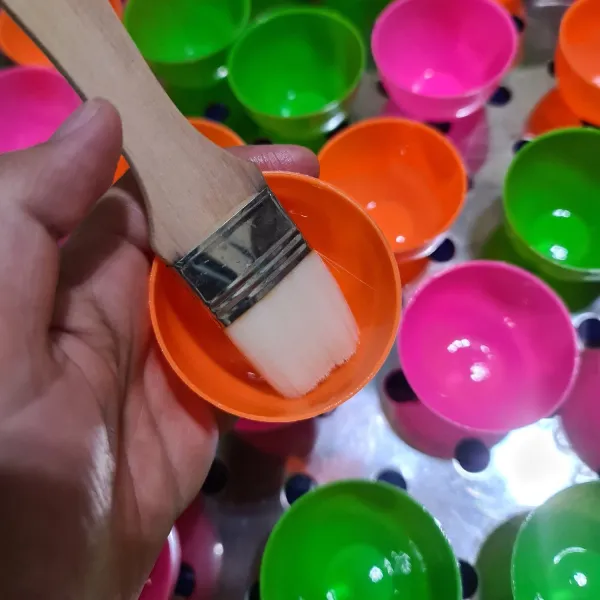Panaskan kukusan, beri minyak goreng di setiap cetakan.