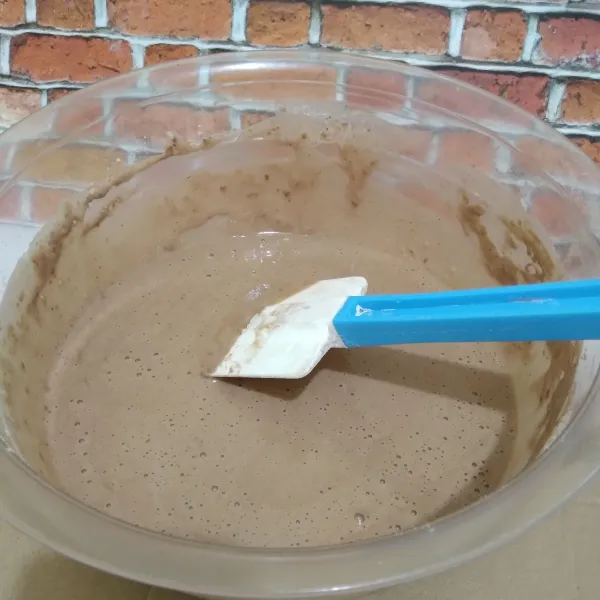 Masukkan campuran tepung terigu dan coklat bubuk bergantian dengan santan. Lalu masukkan fermipan, aduk rata lalu tutup dengan serbet dan diamkan selama 1 jam.