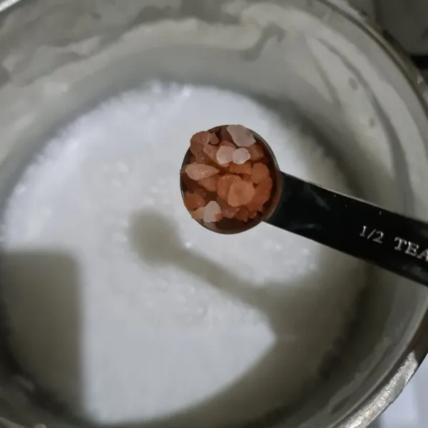 Masukkan gula pasir dan garam.