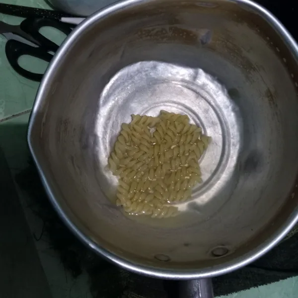 Rebus fusilli sampai empuk, lalu tiriskan.