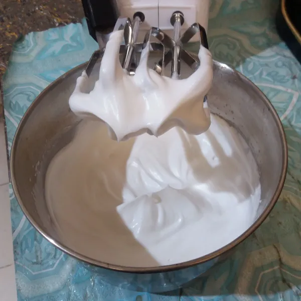 Masukkan rich creme dan air dingin ke dalam wadah, gunakan mixer dengan kecepatan tertinggi hingga mengembang kaku.