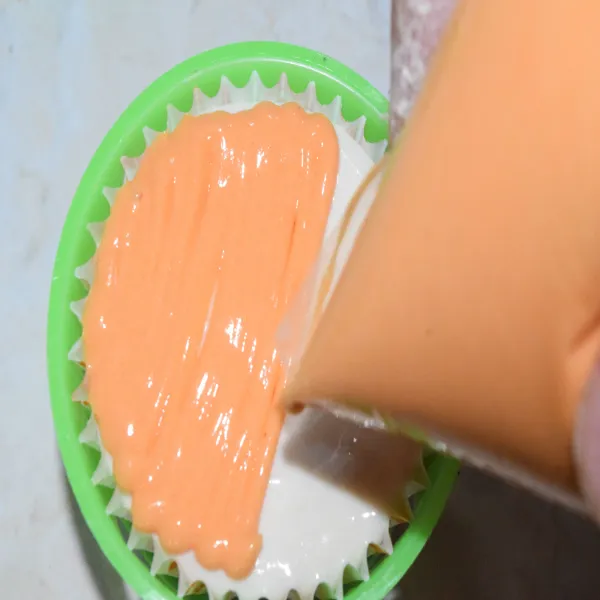 Siapkan cetakan dan alas cake. Masukkan adonan orange muda terlebih dahulu hingga setengah bagian, lalu adonan putih dan yang terakhir adonan orange tua.