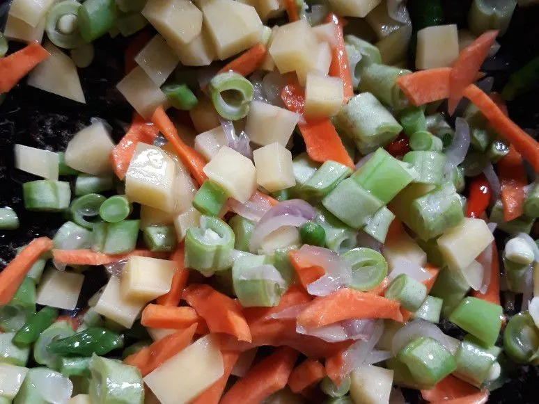 Tambahkan buncis,wortel dan kentang. Beri garam secukupnya lalu aduk rata. Tuang sedikit air dan tutup wajan. Masak hingga sayuran empuk.