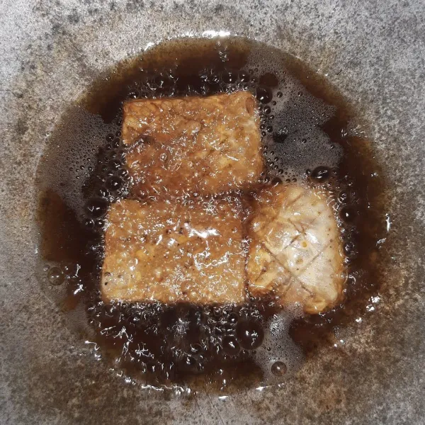 Goreng dalam minyak panas. 
Tiriskan.