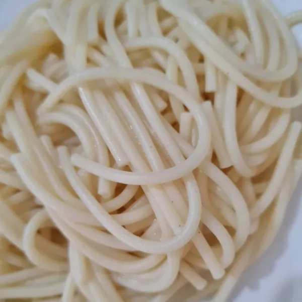 Rebus spaghetti sampai lembut, lalu angkat dan tiriskan.