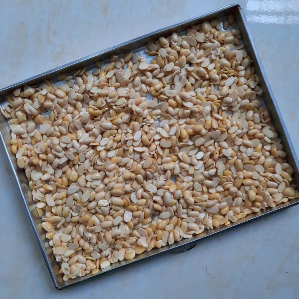 Letakkan di loyang, oven hingga kacang matang.
