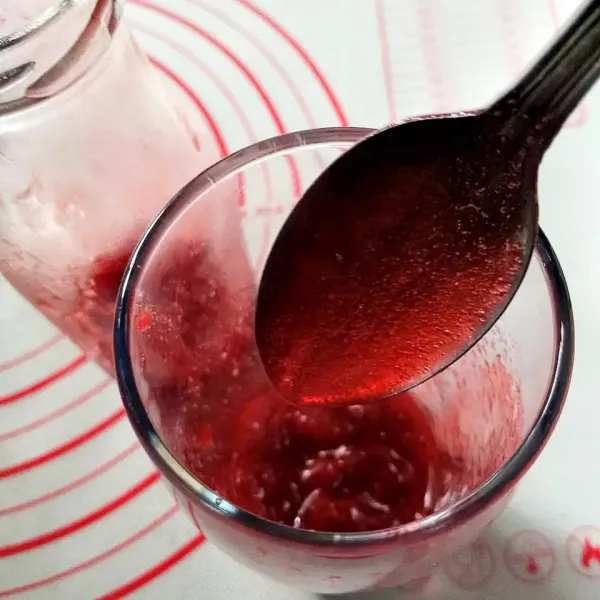 Setelah dingin strawberry compote akan lebih kental teksturnya. Tuang beberapa sendok strawberry compote ke dalam gelas saji.