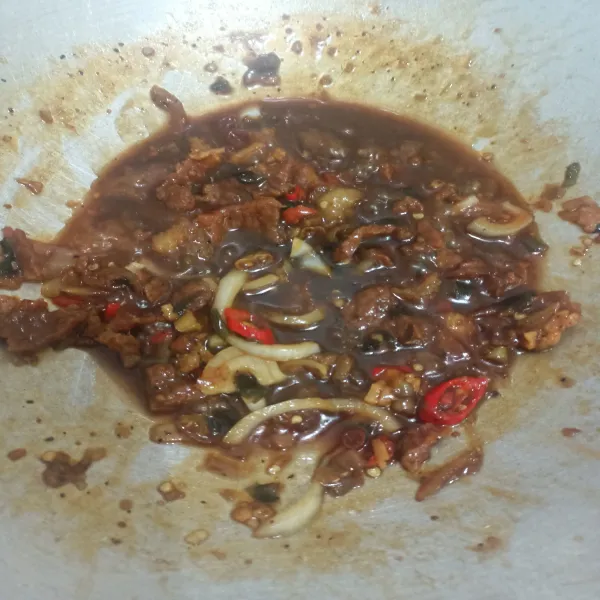 Masak hingga daging empuk dan air menyusut.