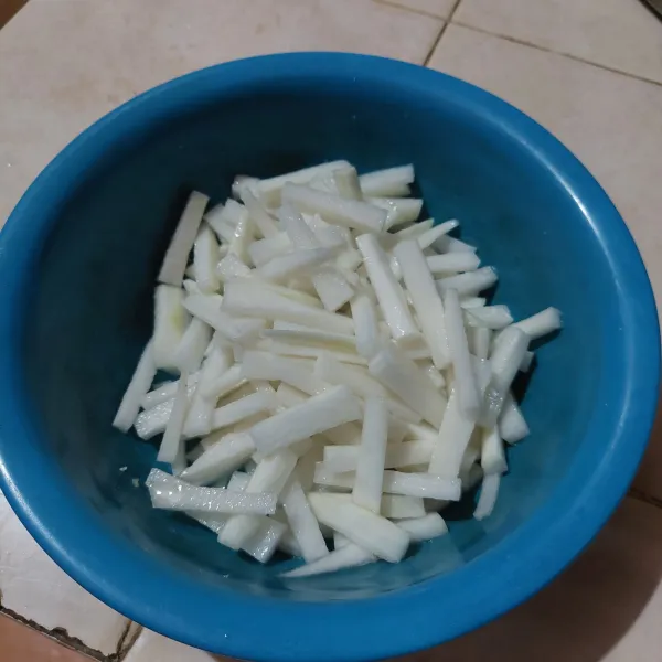 Potong lobak bentuk korek lalu baluri dengan garam selama 5 menit, lalu bilas.