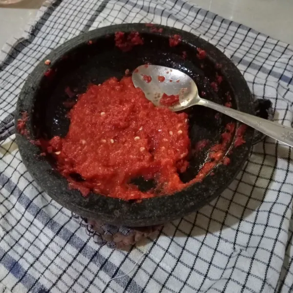 Haluskan bawang merah, bawang putih, kemiri, dan cabai merah serta cabai rawit.