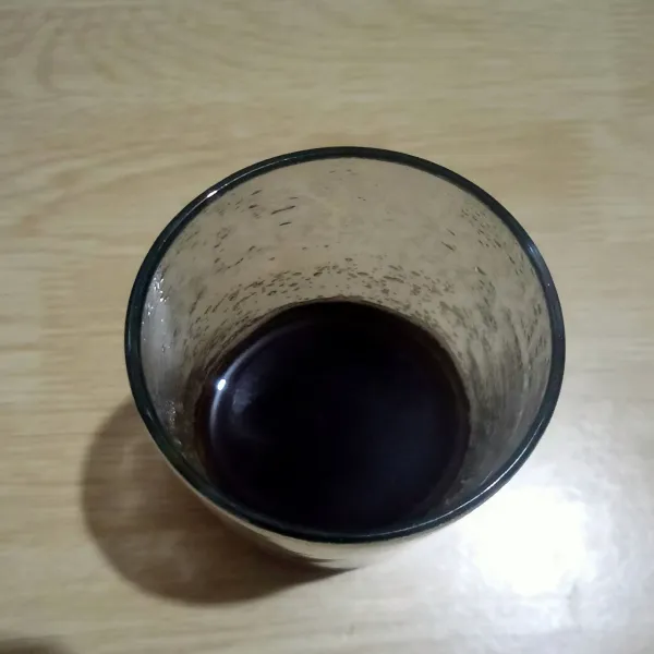 Tuang secukupnya teh dan gula merah ke dalam gelas.