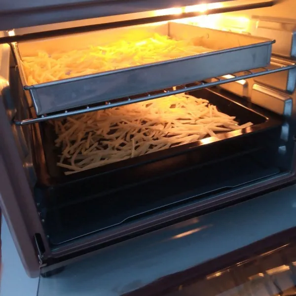 Oven kentang di suhu 180°C selama 30 menit atau sampai matang (sesuaikan dengan oven masing-masing. Mau digoreng juga bisa).
